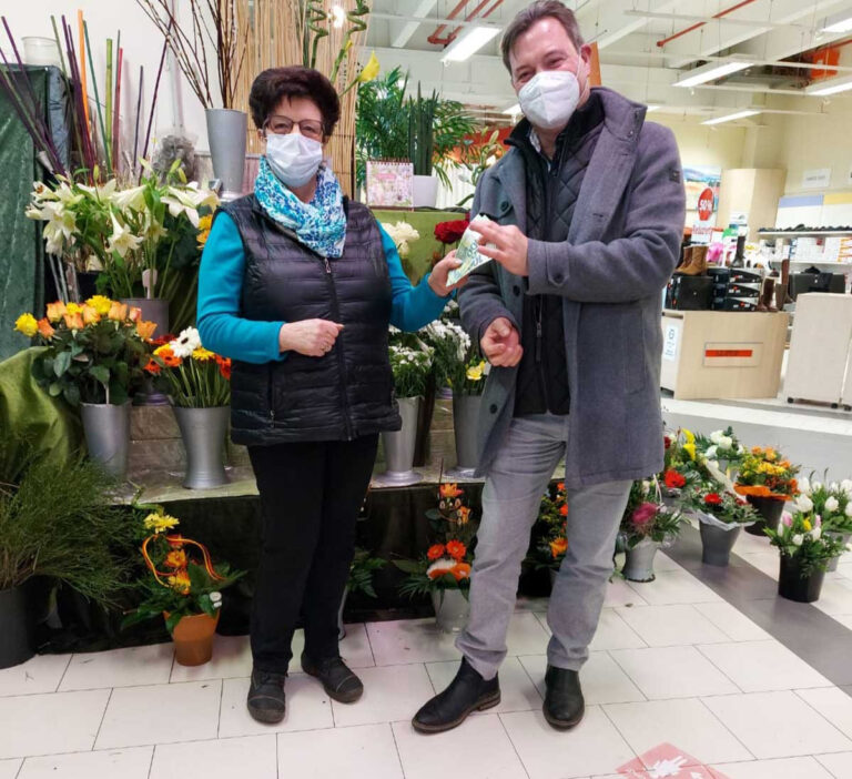 Gisela Rennhack überreichte die Spende an Thomas Kißmann. Es fehlt: Sandra Müsch. Foto: Privat