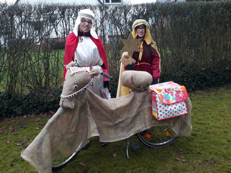 Lea und Sarah Schürhoff, die sich eigens für die Aktion ein Drahtkamel gebaut haben, um ihre Spendenbox, den Stern und die Süßigkeiten zu transportieren, waren als kleine Könige unterwegs. Foto: Thiemann