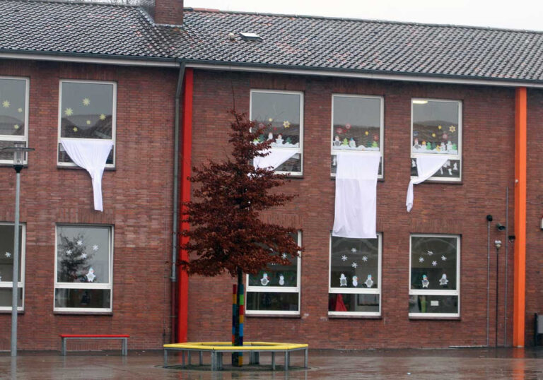 Symbolisch hat die Uhlandschule die weiße Fahne gehisst – aus Protest gegen das Coronatest-Chaos an den Grundschulen in NRW. Foto: Wagner