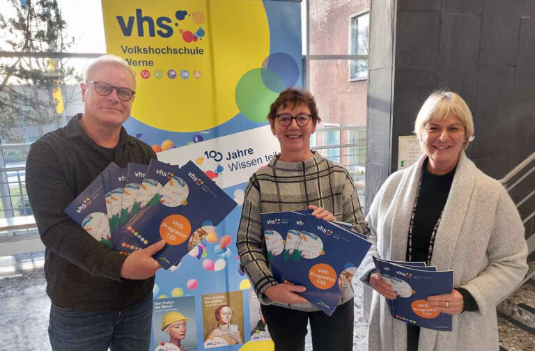 Dr. Andrea Martin (von rechts), Regina Ruß und VHS-Leiter Michael Hahn stellten das neue Programm der Volkshochschule Werne vor. Foto: Wagner