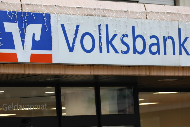 Die Lichter in gleich drei Volksbank-Filialen gehen in Kürze aus. Foto: Volkmer