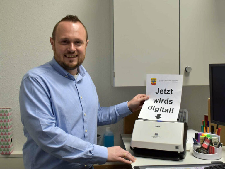 Sebastian Döring leitet die Arbeitsgruppe Digitalisierung in der Gemeindeverwaltung Ascheberg. Die Digitalisierung erfordert, dass nach und nach alle Akten eingescannt und digital verwaltet werden müssen. Foto: Gemeinde Ascheberg