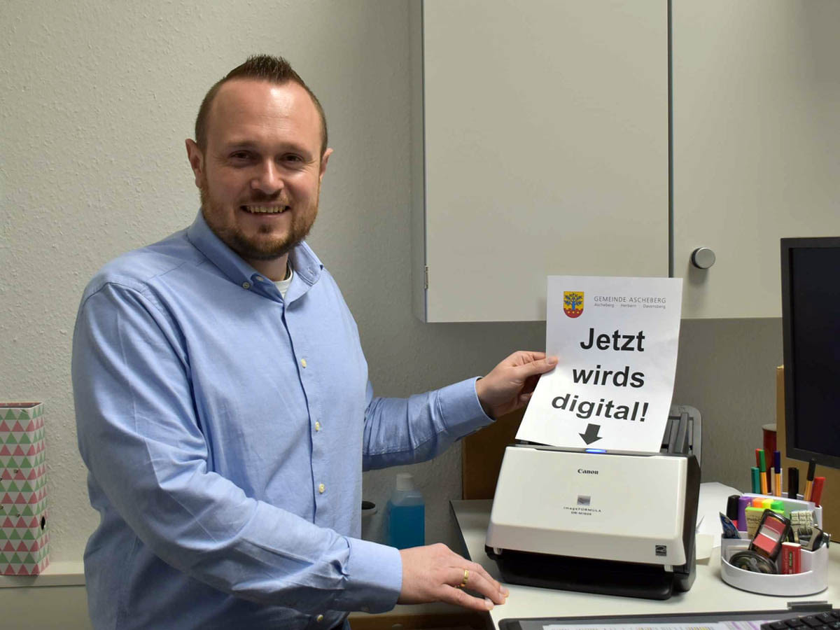 Sebastian Döring leitet die Arbeitsgruppe Digitalisierung in der Gemeindeverwaltung Ascheberg. Die Digitalisierung erfordert, dass nach und nach alle Akten eingescannt und digital verwaltet werden müssen. Foto: Gemeinde Ascheberg