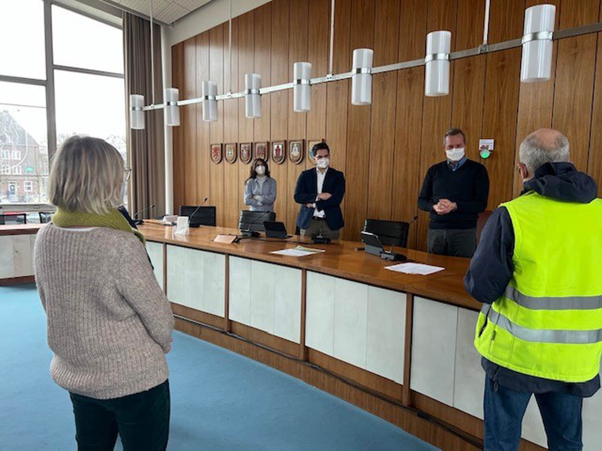 Die Initiatoren des Bürgerbegehrens gegen ein Gewerbegebiet auf Klöters Feld besuchten Bürgermeister Jürgen Kleine-Frauns im Rathaus. Foto: Bürgerinitiative