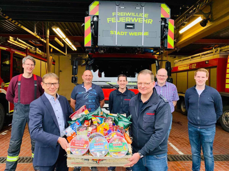 Bürgermeister Lothar Christ bedankte sich stellvertretend bei Feuerwehr-Chef Thomas Temmann für den beispielhaften Einsatz aller Ehrenamtlichen während des mehrtägigen heftigen Sturmes. Foto: Stadt Werne
