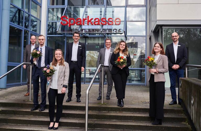 Auf dem Foto sind (von links) Martin Abdinghoff (Vorstandsmitglied), Matthias Stellmach, Vivien Kolodziej, Heiko Rautert (Vorstandsvorsitzender), Hans-Joachim Strom (Personalrat), Jessica Jäger, Alissa Katz und Nils Klausen (Ausbildungsleiter). Foto: Sparkasse an der Lippe