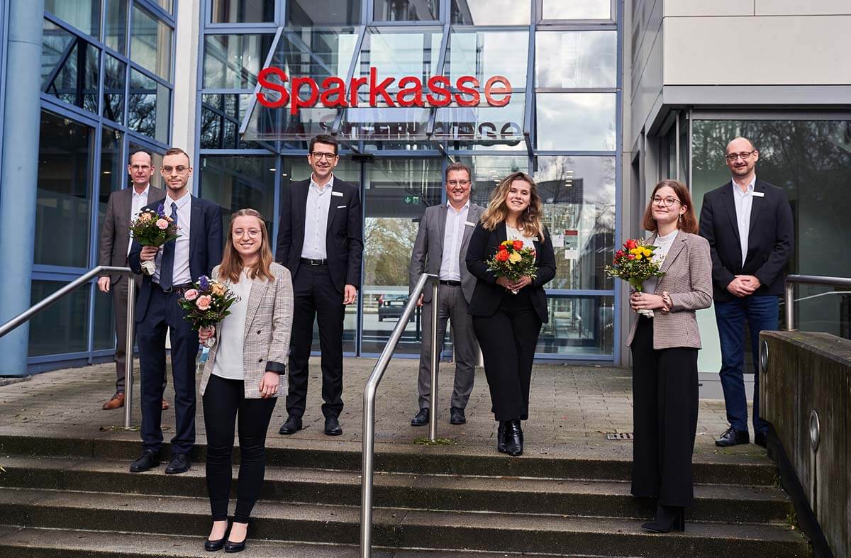 Auf dem Foto sind (von links) Martin Abdinghoff (Vorstandsmitglied), Matthias Stellmach, Vivien Kolodziej, Heiko Rautert (Vorstandsvorsitzender), Hans-Joachim Strom (Personalrat), Jessica Jäger, Alissa Katz und Nils Klausen (Ausbildungsleiter). Foto: Sparkasse an der Lippe