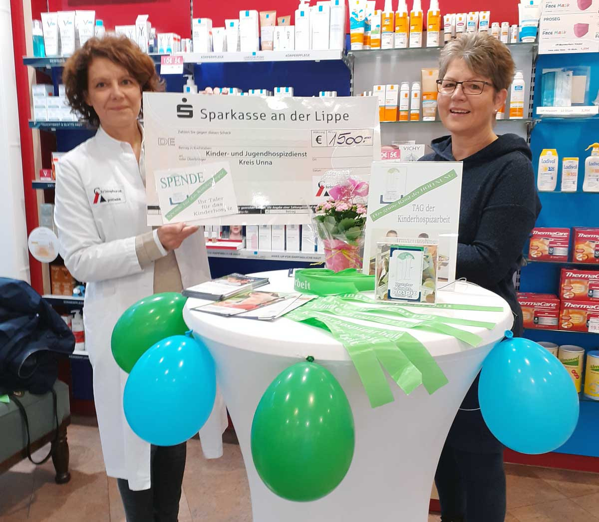 Freude über finanzielle Unterstützung: Apothekerin Ursula Brinkmann-Trötsch überreichte eine Spende an Koordinationsfachkraft Elisabeth Krechtmann (rechts). Foto: AKHD Lünen