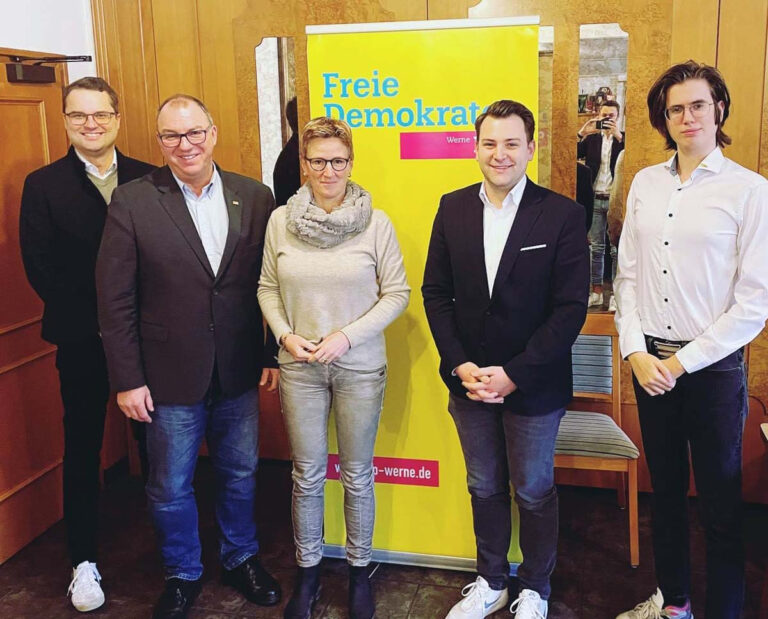 Der Vorstand der Werner Liberalen mit (von links) Michael Szopieray (stellvertretender Vorsitzender), Artur Reichert (Vorsitzender), Claudia Lange (Fraktionsvorsitzende), Pascal Rohrbach (Landtagskandidat) und Marius Bußmann (neuer Beisitzer im Vorstand). Foto: FDP Werne