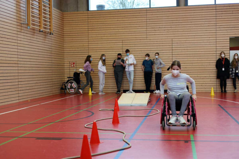 Viele Aktionen zur Stärkung des Teamgeists hatte das Fair Mobil bei seinem Besuch am St. Christophorus Gymnasium im Gepäck. Foto: Isabel Schütte