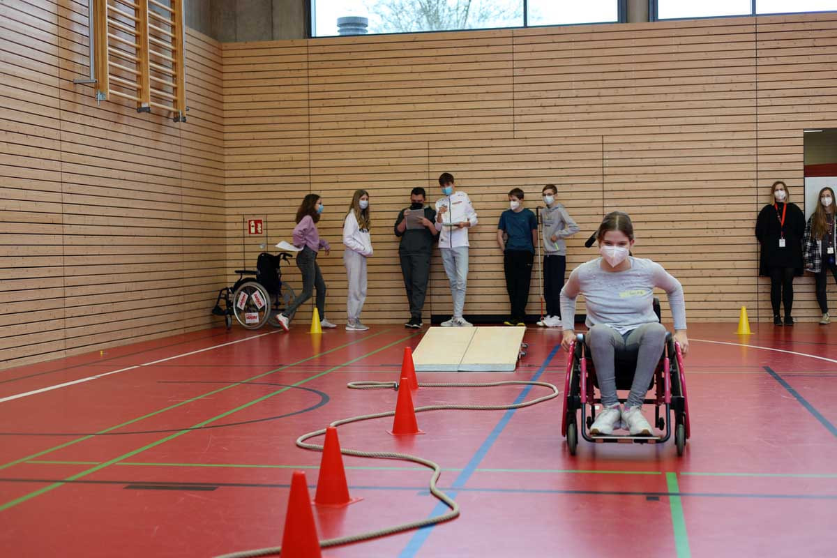 Viele Aktionen zur Stärkung des Teamgeists hatte das Fair Mobil bei seinem Besuch am St. Christophorus Gymnasium im Gepäck. Foto: Isabel Schütte