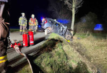 Zwei Personen wurden bei einem Alleinunfall auf der Horster Straße verletzt. Der Pkw war von der Fahrbahn abgekommen und mit einem Baum kollidiert. Foto: Feuerwehr Werne