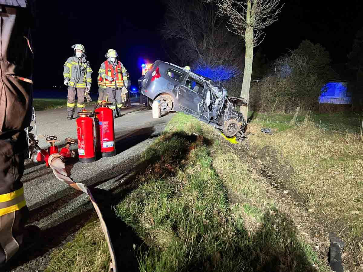 Zwei Personen wurden bei einem Alleinunfall auf der Horster Straße verletzt. Der Pkw war von der Fahrbahn abgekommen und mit einem Baum kollidiert. Foto: Feuerwehr Werne