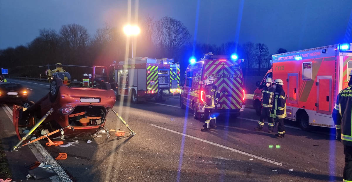 Zu einem Großeinsatz auf der A1 in Höhe von Schloss Westerwinkel wurde auch die Freiwillige Feuerwehr Werne am Sonntagnachmittag alarmiert. Dort lag ein Auto, in dem sich die verletzte Fahrerin befand, auf dem Dach. Foto: Feuerwehr Werne