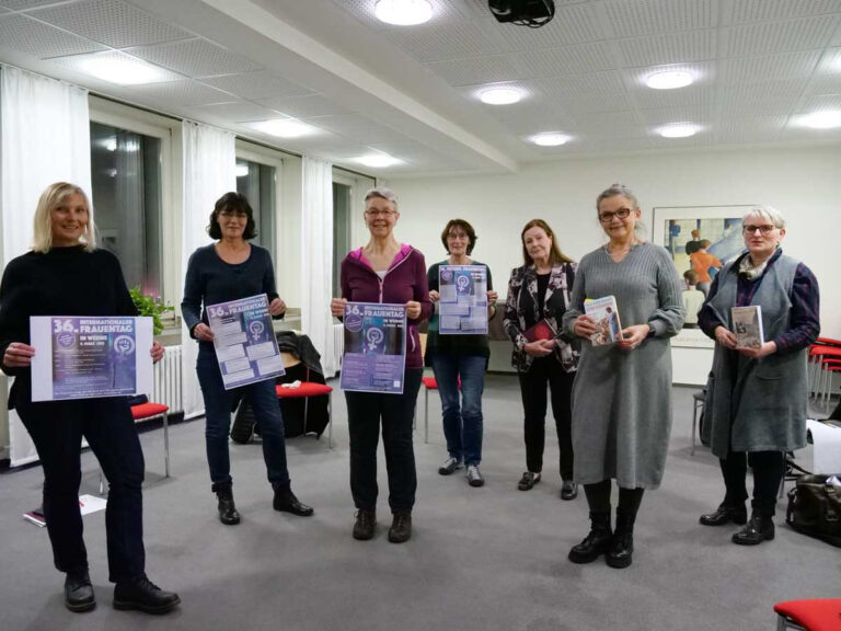 Zu letzten Absprachen ihrer Aktionstage zum Internationalen Frauentag trafen sich die Initiatorinnen in der Familienbildungsstätte. Foto: Schwarze