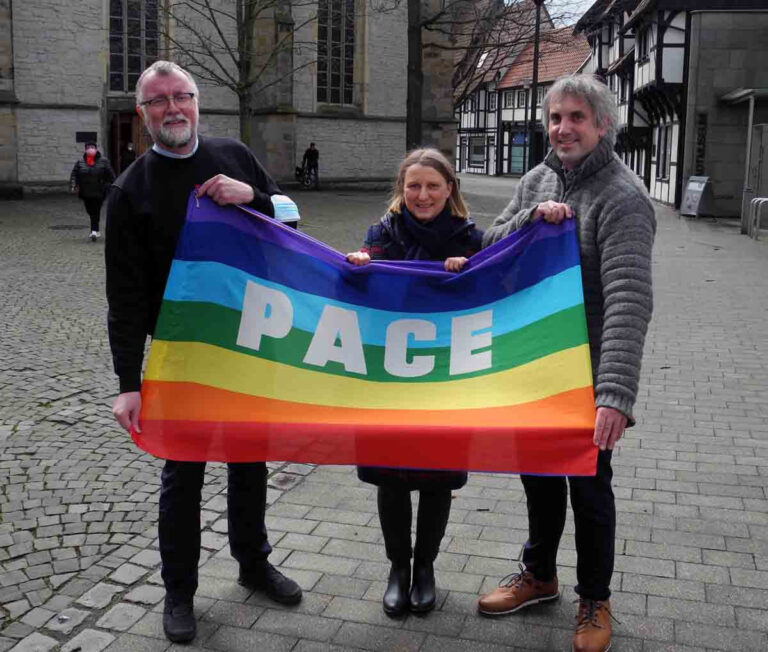 Pfarrdechant Jürgen Schäfer, Pfarrerin Carolyne Knoll und Pfarrer Alexander Meese laden zum ökumenischen Friedensgebet in die St. Christophorus-Kirche ein. Foto: Klaus Brüggemann