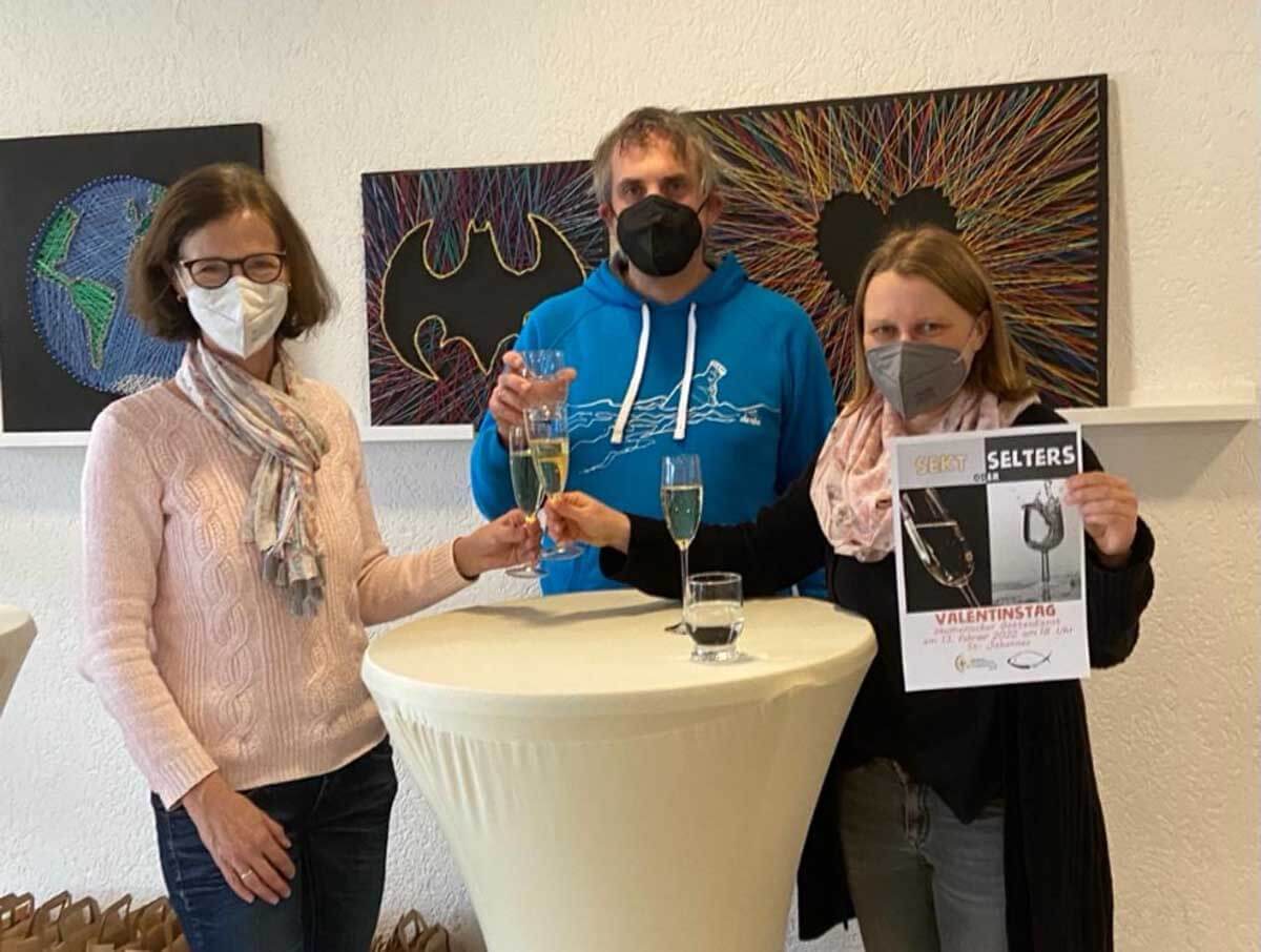 Pfarrerin Carolyne Knoll (rechts), Pfarrer Alexander Meese und Pastoralreferentin Maria Thiemann laden zu einem besonderen Gottesdienst für Verliebte ein. Foto: Privat