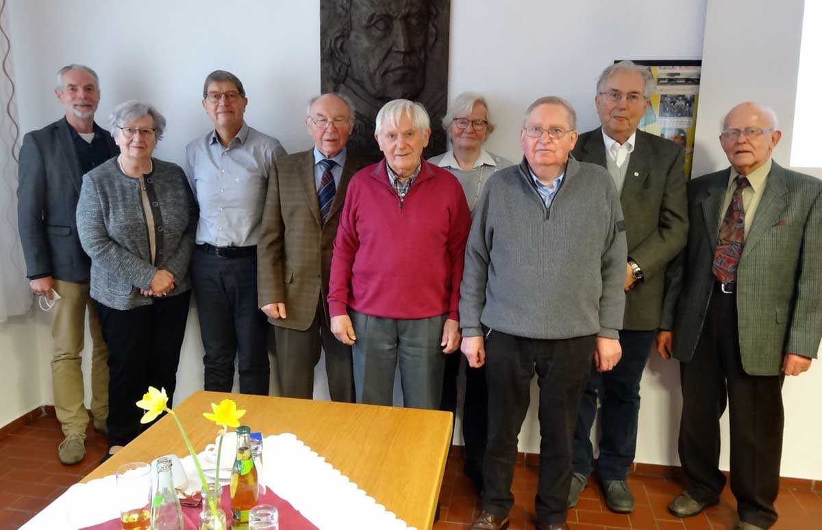 Auf dem Foto sind die erschienenen Jubilare 2021 und 2022 abgebildet: (von links nach rechts) Günter Schlicker (KAB-Stadtverbands- und -Bezirksvorsitzender), Karin Dabrock, Karl-Heinz Lüning, Anton Möller, Reinhard Bergmann, Gertrud Bergmann, Alfons Sarholz, Josef Linker und Johann Niehues. Foto: KAB