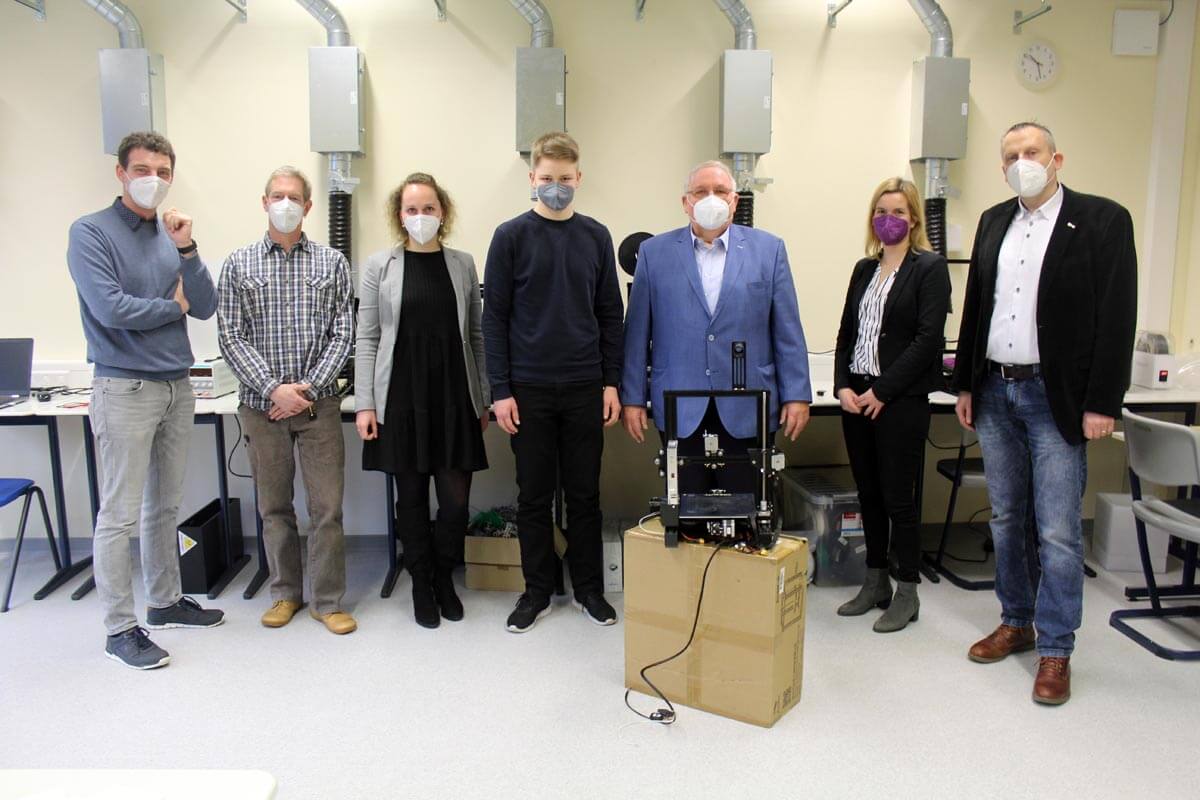 Bereits den neunten 3-D-Drucker darf das Anne-Frank-Gymnasium sein Eigen nennen. Die Kolle-Stiftung unterstützte das AFG erneut. Foto: AFG