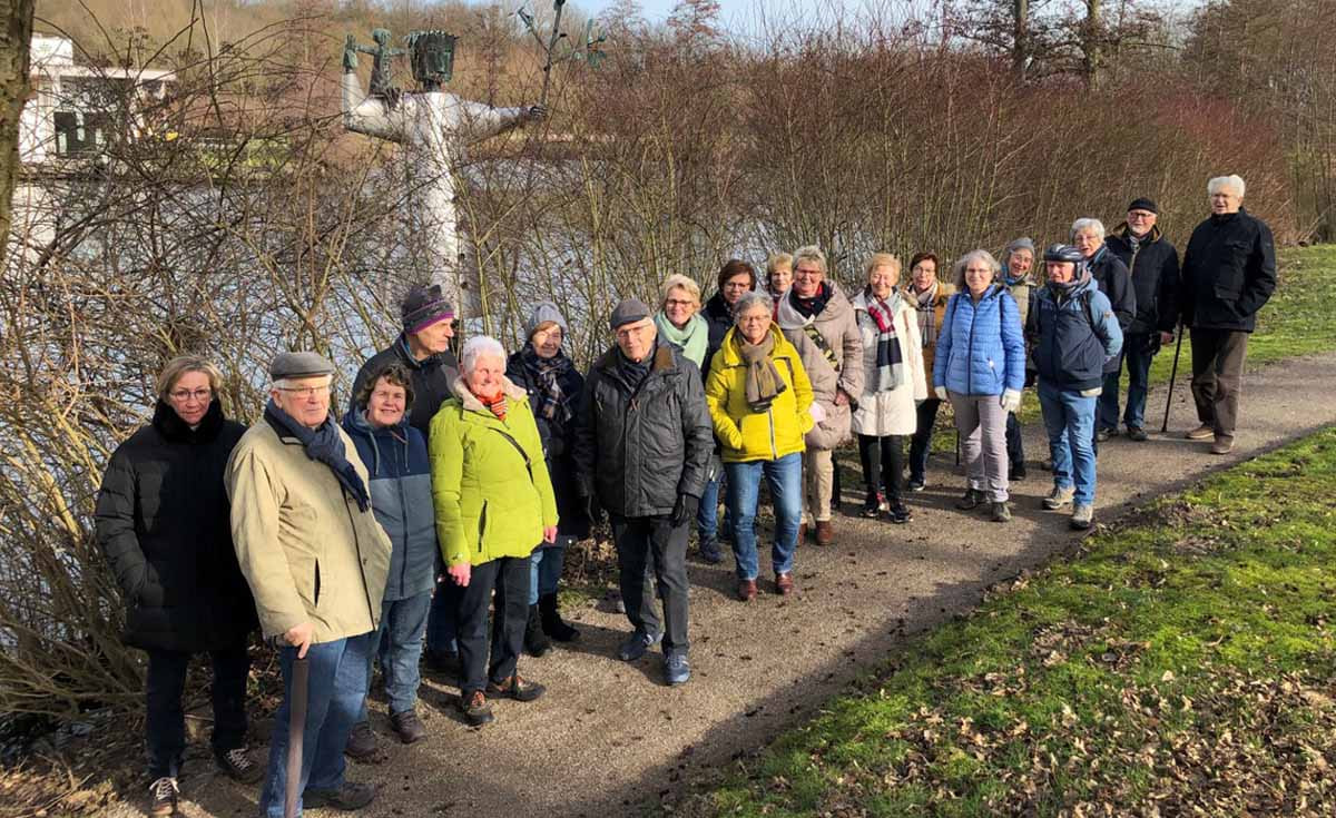 Gut besucht war die Winterwanderung mit Kolping durch den Stadtwald mit einem Abstecher zum Krankenhaussee. Foto: Benno Jäger