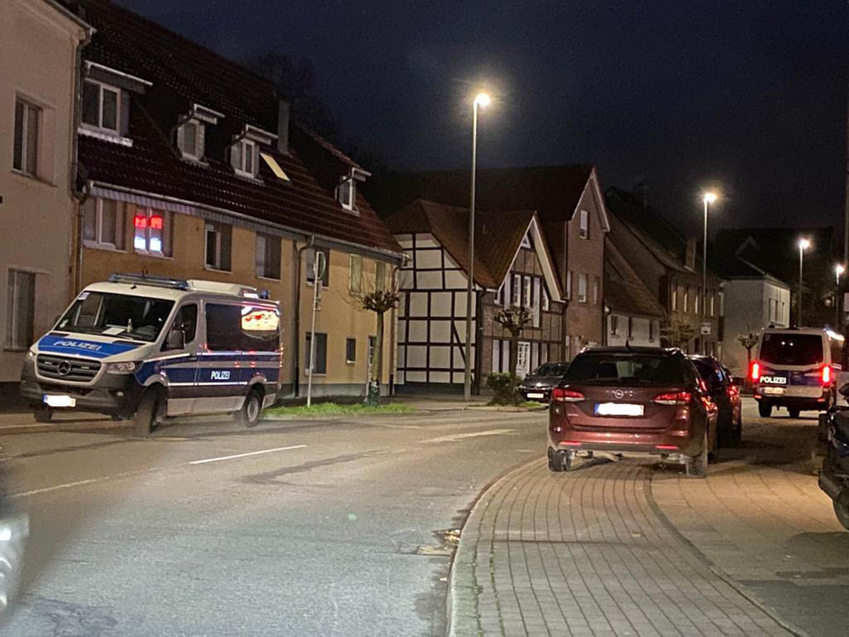 Die Polizei ist mit starken Kräften an der Straße Bült im Einsatz. Foto: Kreispolizeibehörde Unna