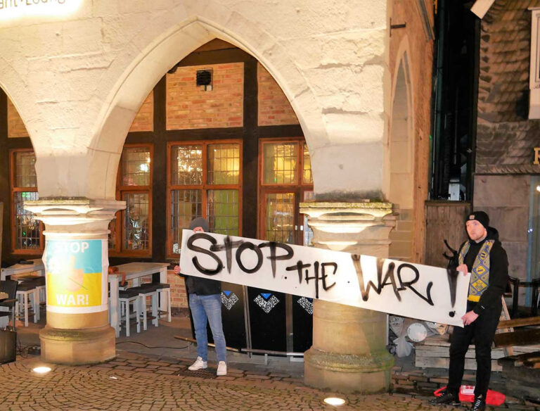 Zahlreiche Werner Bürgerinnen und Bürger kamen am Donnerstagabend (24. Februar) zur Mahnwache für Frieden in der Ukraine. Foto: Gaby Brüggemann