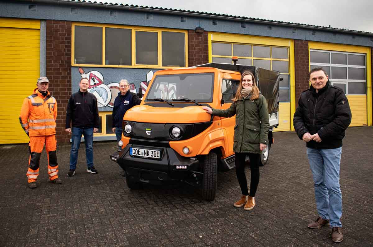 Präsentierten das neue E-Fahrzeug (v.l.): Michael Reher (Bauhof Nordkirchen), Tobias Heitkamp (Kogotec), Michael Lepper (Bauhof Nordkirchen), Klimaschutzbeauftragte Janine Eßmann und Bürgermeister Dietmar Bergmann. Foto: Gemeinde Nordkirchen/Laouari