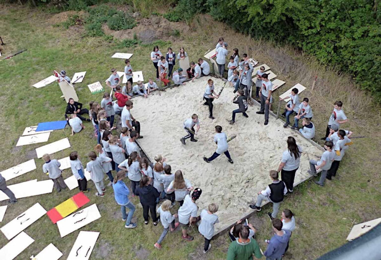 Zum Ferienalltag im Sommercamp gehören spannende Spiele und Wettbewerbe, so hier 2019 auf dem Sandplatz. Foto: Verein