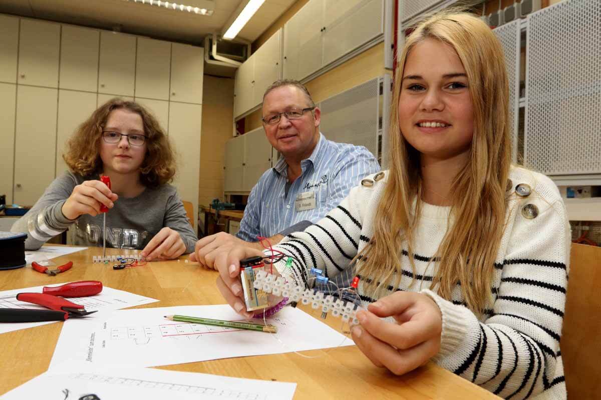 Gefragt sind in den Firmen heute besonders auch Frauen mit technischer Ausbildung. Sie haben besonders gute Chancen nach dem Besuch des Berufskollegs in Werne. Archivfoto: Volkmer