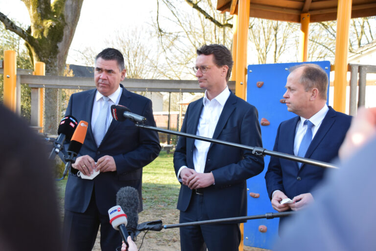 Landrat Mario Löhr, Ministerpräsident Hendrik Wüst und Landesminister Joachim Stamp im Pressegespräch. Foto: Anita Lehrke - Kreis Unna