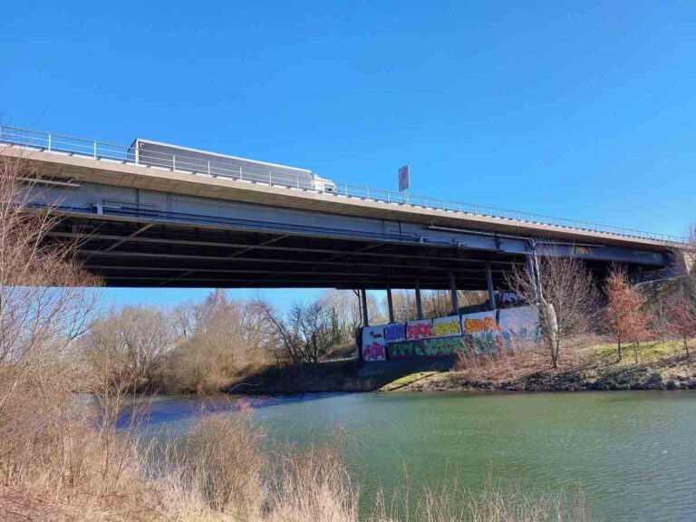 Der Bau der Radwegbrücke hätte im Zuge des 6-streifigen A1-Ausbaus unter dem neu zu erstellenden Autobahnbauwerk realisiert werden sollen. Der CDU-Antrag wurde aber abgelehnt. Foto: Wagner
