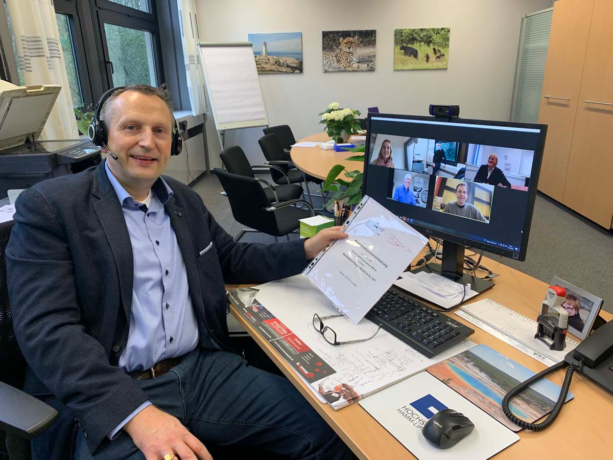 AFG-Leiter Marcel Damberg präsentiert die Kooperationsvereinbarung, die seine Schule mit dem Unternehmen Beckmann-Fleige Hydraulik besiegelt hat. Foto: AFG
