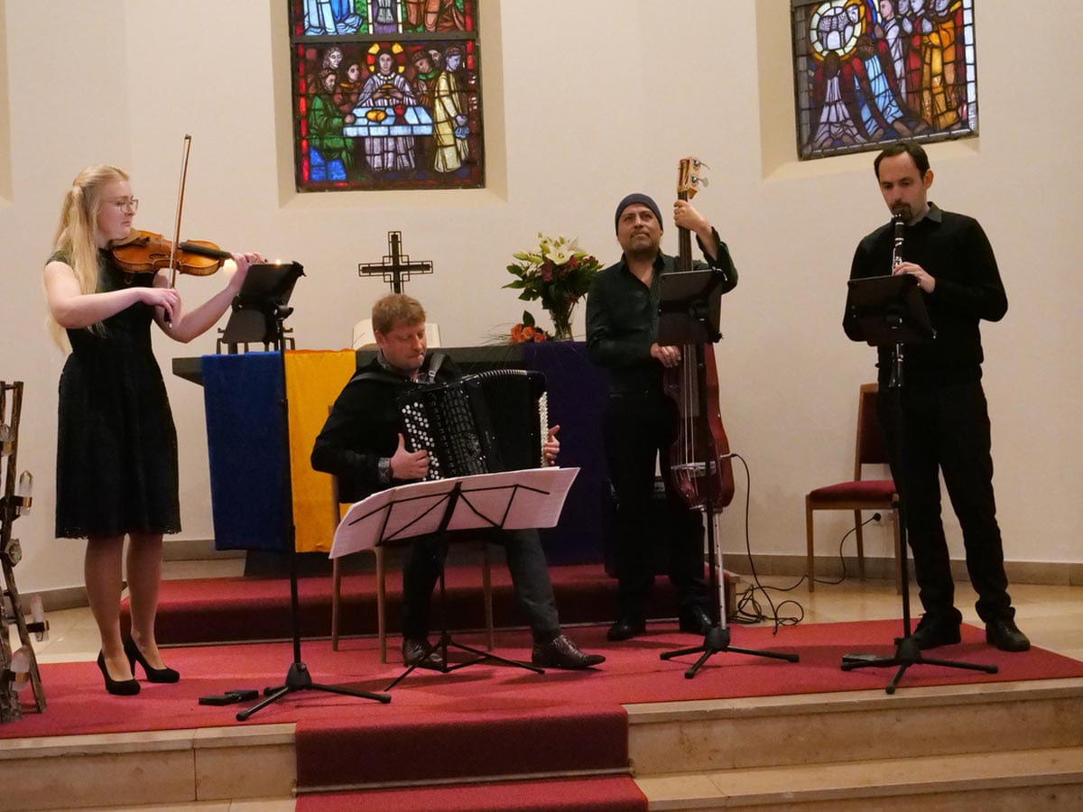 Begeisterten mit meisterhaftem Spiel und facettenreichem Programm in der Martin-Luther-Kirche: die russische Violinistin Ekaterina Baranova, der ukrainische Akkordeonspieler Ruslan Maximovski, der Bassisten Erick Paniagua aus Bolivien und der Klarinettist Drilon Ibrahimi aus dem Kosovo. Foto: Schwarze