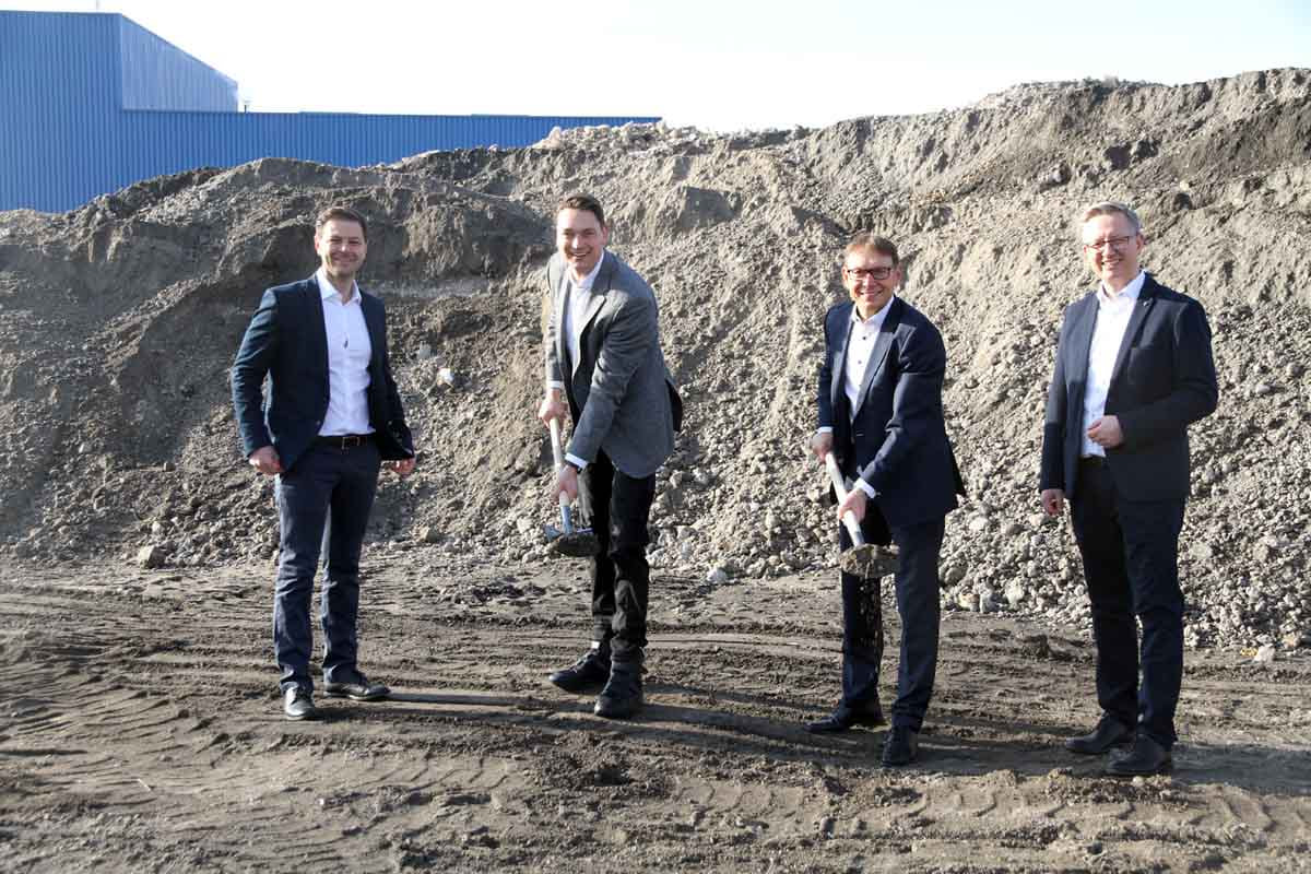 Firmenchef Alexander Böcker (2. von links), Werkleiter Juri Sagiev (links), Bürgermeister Lothar Christ und Wirtschaftsförderer Matthias Stiller vollzogen den symbolischen Spatenstich für das Neubauprojekt des Familienunternehmens. Foto: Wagner
