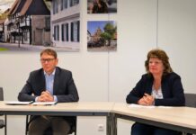 Bürgermeister Lothar Christ und Dezernentin Kordula Mertens informierten über den aktuellen Stand rund um die Aufnahme und Unterstützung von Geflüchteten aus der Ukraine. Foto: Gaby Brüggemann