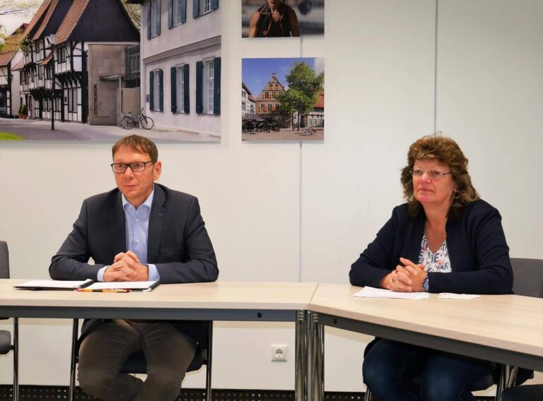 Bürgermeister Lothar Christ und Dezernentin Kordula Mertens informierten über den aktuellen Stand rund um die Aufnahme und Unterstützung von Geflüchteten aus der Ukraine. Foto: Gaby Brüggemann