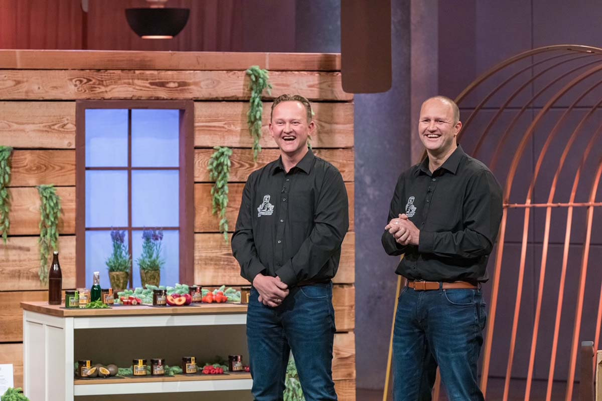 Michael Stattmann (links) und Clemens August von Freeden aus Ascheberg präsentieren einen Brotaufstrich aus Bier. Sie erhoffen sich ein Investment von 150.000 Euro für 20 Prozent der Anteile an ihrem Unternehmen. Foto: RTL / Bernd-Michael Maurer