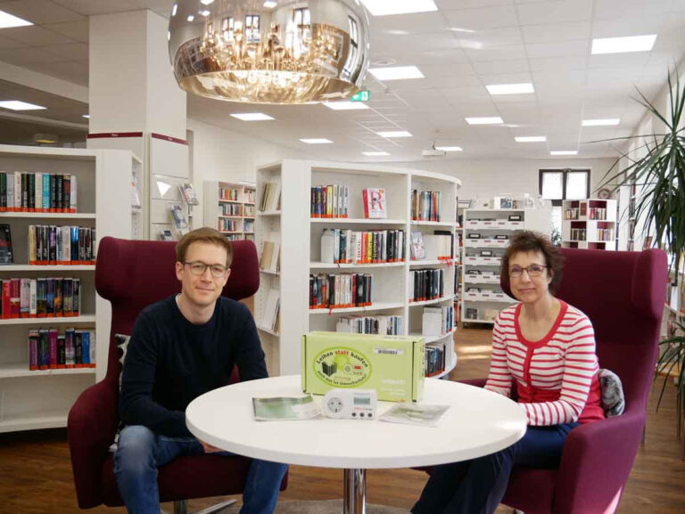 Stadtbücherei-Leiterin Gerlinde Schürkmann und Klimamanager Johannes zur Bonsen stellten das Klimaschutzmessgerät vor, das man sich ausleihen kann. Foto: Gaby Brüggemann