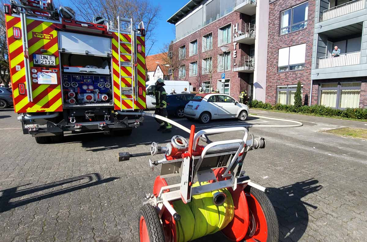 Die Freiwillige Feuerwehr wurde mit zwei Löschzügen zum Hotel am Kloster alarmiert. Dort brannte es im Keller. Foto: Feuerwehr Werne