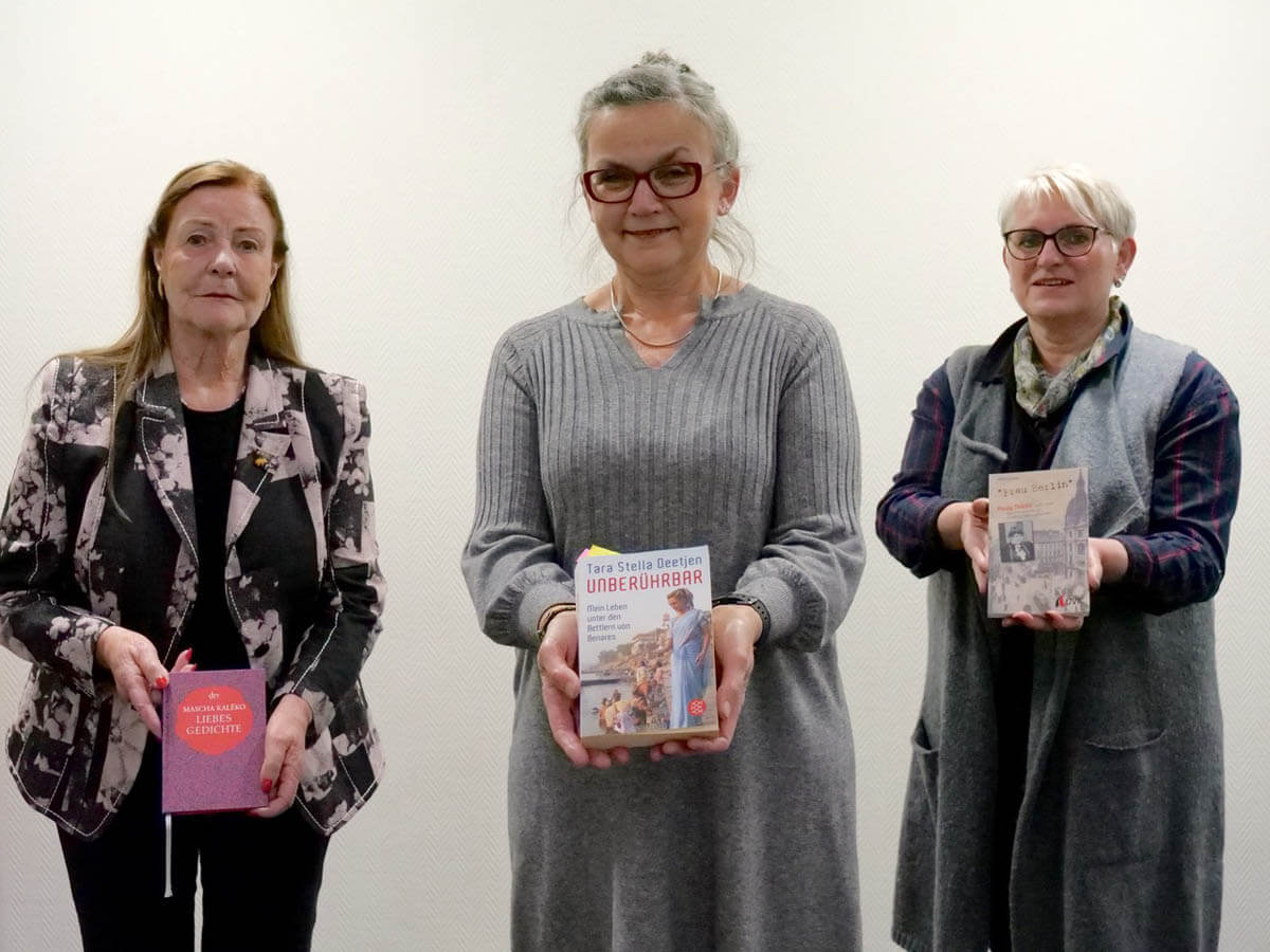 Die Lesepatinnen Ines Pohlmann, Anette Haida und Heike Walter (von links) stellen die literarischen Porträts von Mascha Kaléko, Tara Stella Deetjen und Paula Thiede vor. Foto: Privat