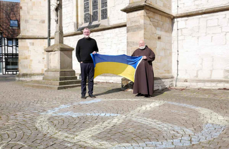 Pfarrdechant Jürgen Schäfer und Pater Norbert laden zum ökumenischen Friedensgebet ein. Foto: Gaby Brüggemann