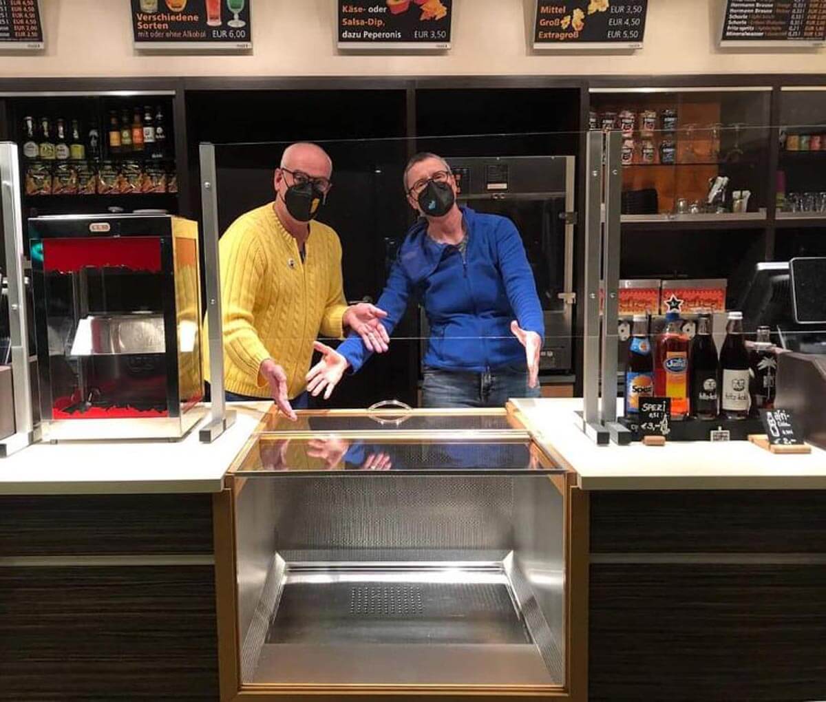 Bettina und Nils vom Capitol Cinema Center freuen sich über den Ausverkauf beim Popcorn to go zugunsten der UNO-Flüchtlingshilfe. Foto: Privat