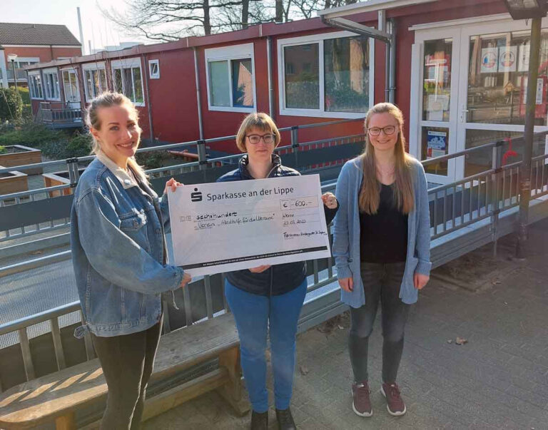 Spendenübergabe vor der „Roten Villa“: Daniela Ahnsehl (mitte), Vorsitzende des Kita-Fördervereins, und Erzieherin Christina Hoppe (rechts) überreichten Rebekka Kämpfe den Scheck in Höhe von 600 Euro. Foto: Wagner