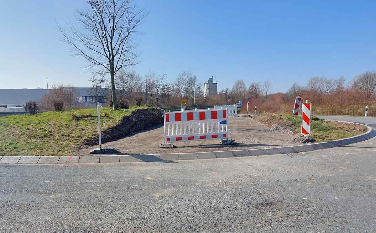 Der Kreisverkehr am Eichenbusch/Nordlippestraße und an der B54/Autobahnzubringer waren am Samstagvormittag schon bereit für den Schwertransport. Foto: Wagner