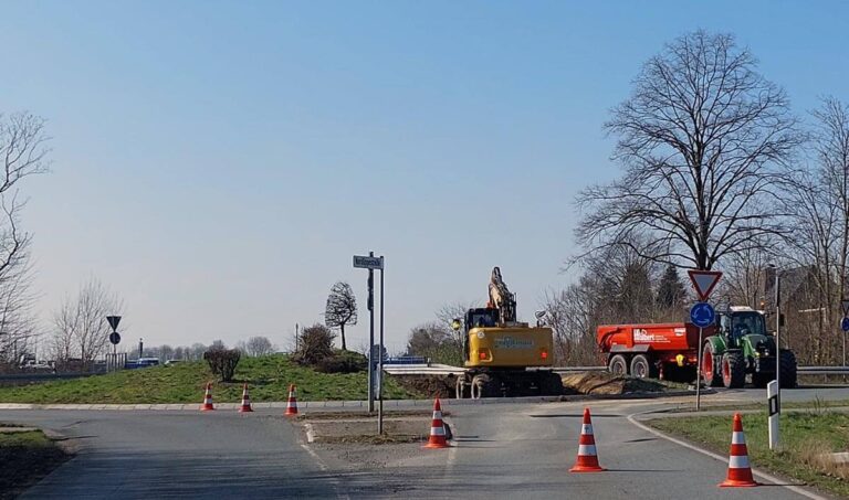 Eine Baustellenampel wurde auch am Kreisel Capeller Straße/Nordlippestraße eingerichtet, wo am Samstag (5. März) Platz geschaffen wurde. Foto: Wagner