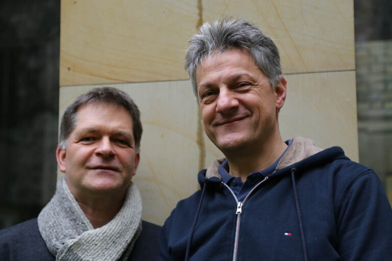 Sebastian Aperdannier als Vortragender und Witold Grohs (rechts) als Saxophonist gestalten den Abend in der Kirche St. Christophorus. Foto: Privat