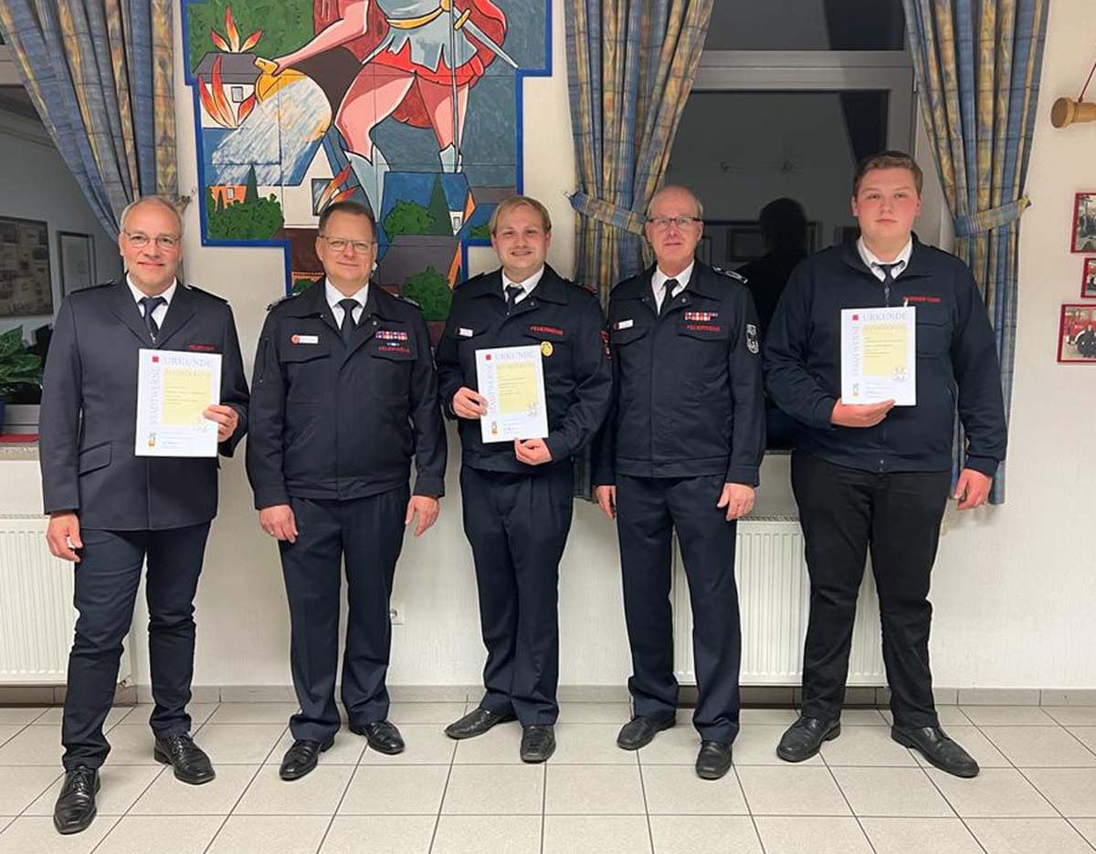 Ehrungen bei der Löschgruppe Holthausen mit (von links)Tobias Schulze-Froning, Feuerwehr-Chef Thomas Temmann, Ferdinand Schulze Froning, Jörg Mehringskötter und Jonas Hoselmann. Foto: Feuerwehr Werne