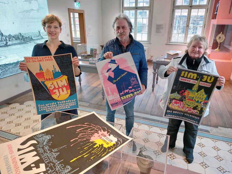 Stellten die Sim-Jü-Plakate von Karl Losch vor, die ab sofort zu kaufen sind: Museumsleiter Dr. Constanze Döhrer (links), Roland Neijenhoff und Heidelore Fertig-Möller (Museumsförderverein). Foto: Wagner
