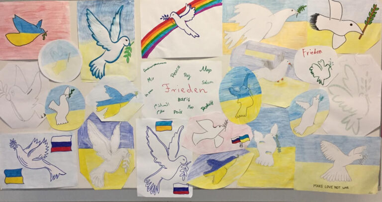 Schülerinnen und Schüler der Klasse 7b der Sekundarschule malten ebenso wie eine Gruppe der bereits zugewanderten Kinder Friedenstauben. Foto: MSS