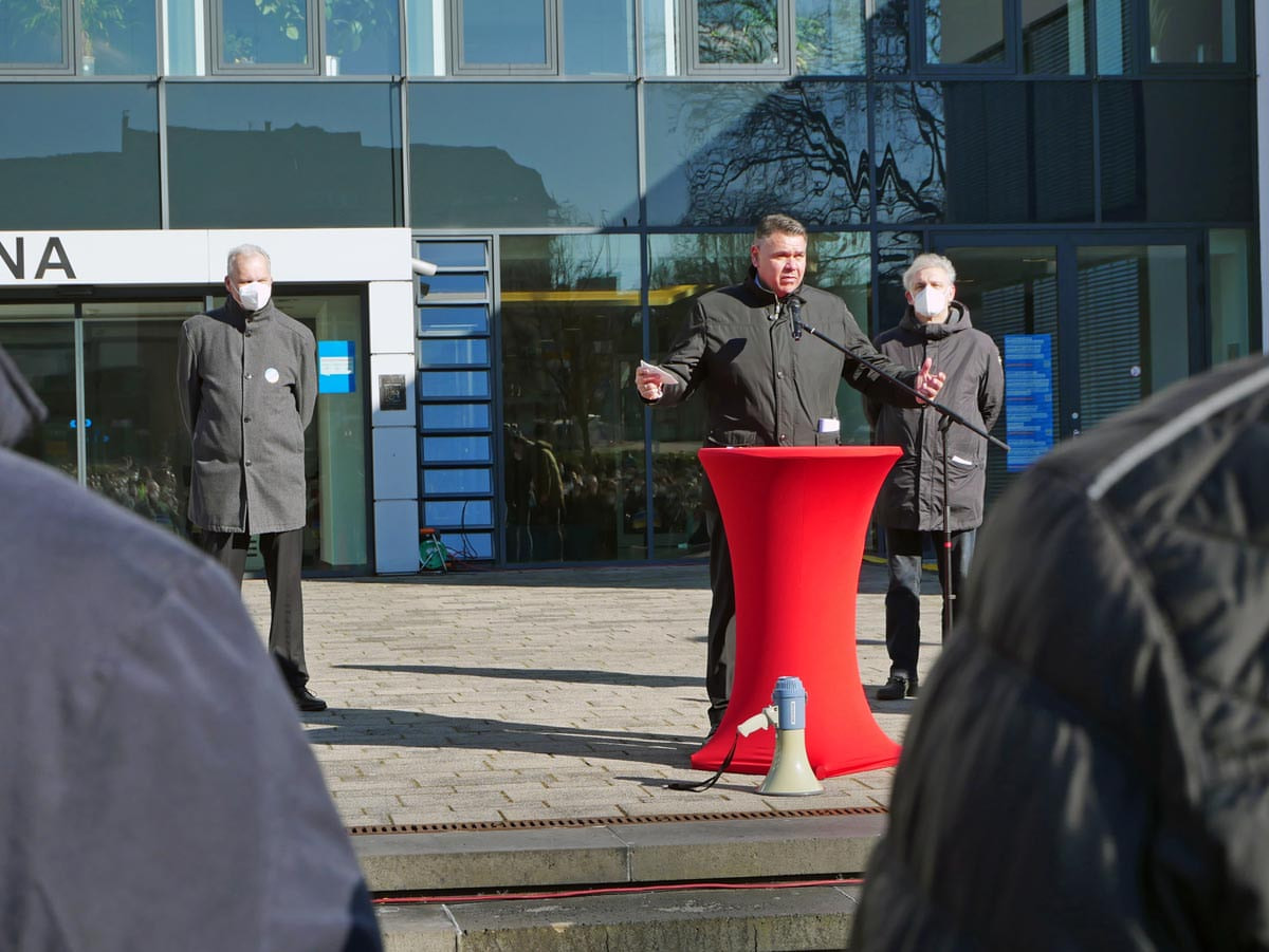 Landrat Mario Löhr (Mitte) und seine Vertreter, hier Martin Wiggermann (l.), riefen zu Mahnwache auf. Landrat a.D. Michael Makiolla (r.) sprach als Vorsitzender des DRK Kreisverbands Unna über Hilfe vor Ort. Foto: Anita Lehrke - Kreis Unna